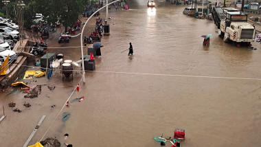 oameni in apa dupa inundatii masive in china