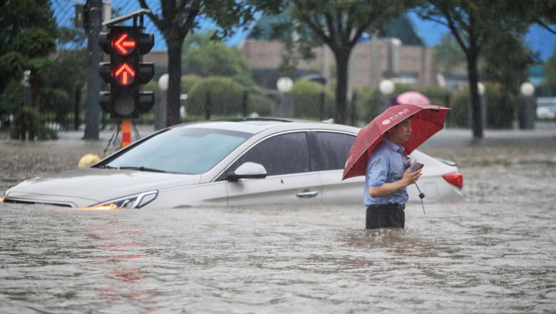 oameni in apa dupa inundatii masive in china