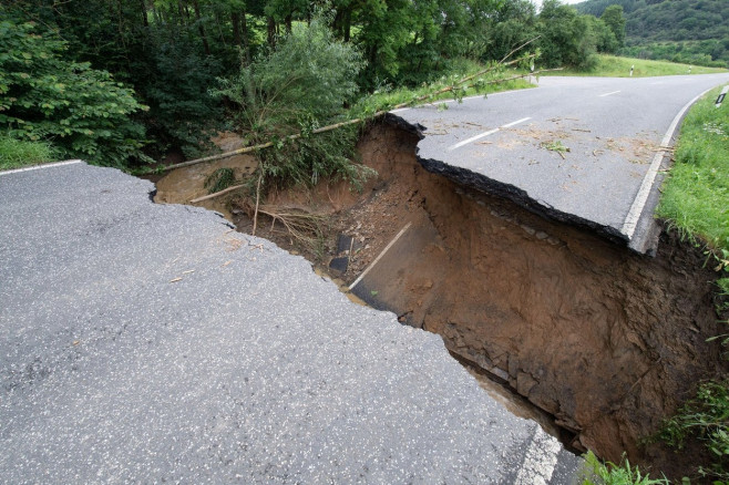dezastru distrugeri după inundații în germania drum prăbușit