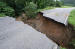 dezastru distrugeri după inundații în germania drum prăbușit