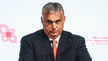 Viktor Orban în conferință de presă cu o cravată portocalie la gât