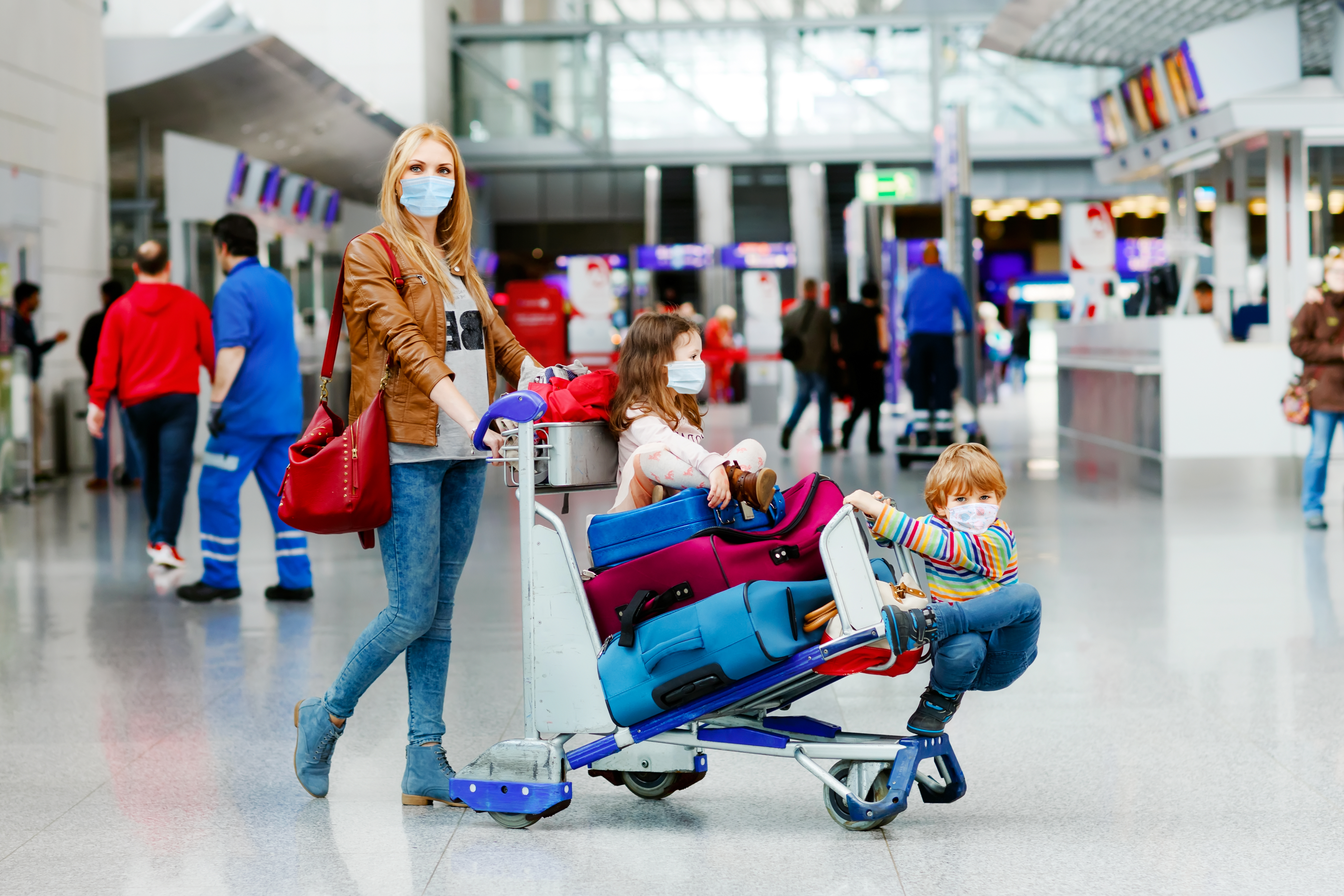 UE renunță la recomandarea privind purtarea măştilor pe aeroporturi şi în avioane