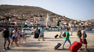 turisti in grecia cu bagaje