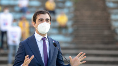 Ministrul Economiei, Claudiu Năsui, cu masca si gesticuland