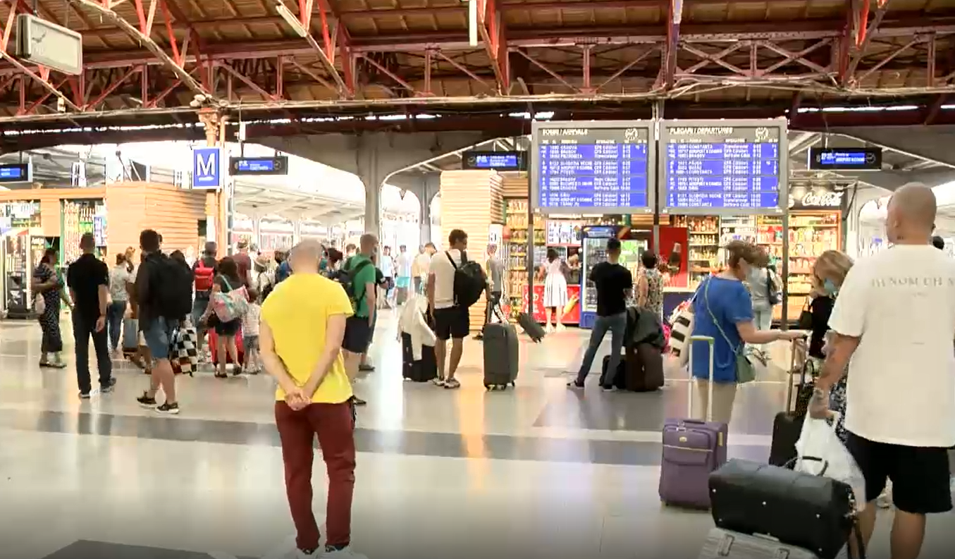 S-a reluat circulatia cu locomotive electrice intre Fetesti si Baraganu. Trenurile mai au 10-15 minute intarziere