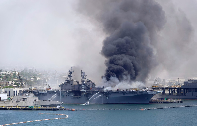 incendiu USS Richard Bonhomme