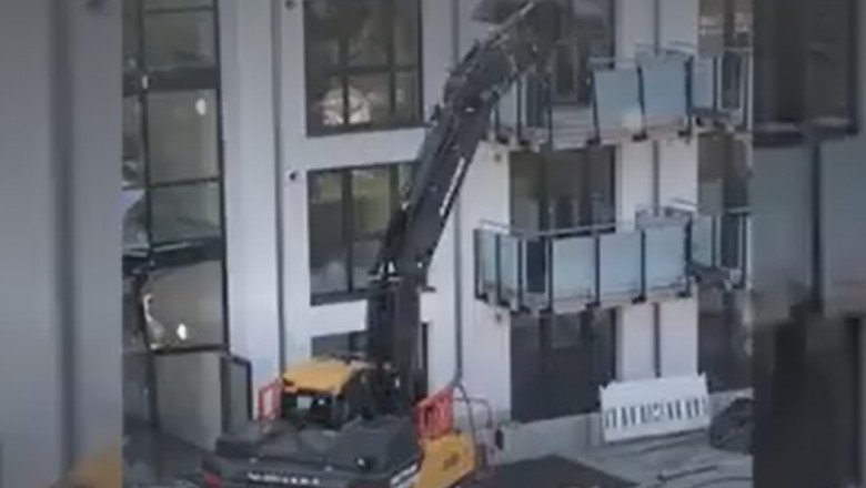 Un constructor german a distrus cu excavatorul blocul pe care îl ridicase
