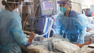 Imagine cu asistenți medicali care au grijă de pacienții infectați cu forme severe de COVID-19 în statul american California.