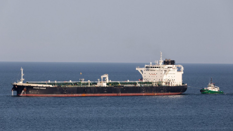 petrolier tractat in port