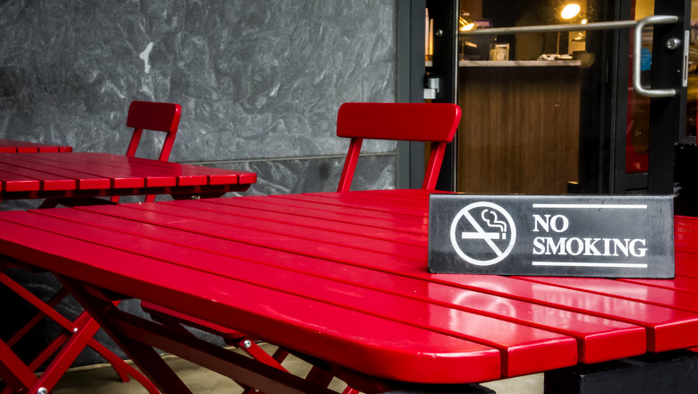 mese scaune si placuta cu „fumatul interzis” intr-un restaurant