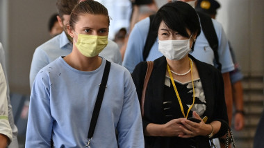 Două femei cu mască de protecție