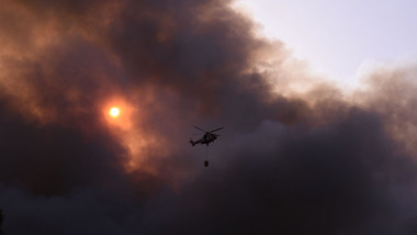Un elicopter pe un cer acoperit de fum