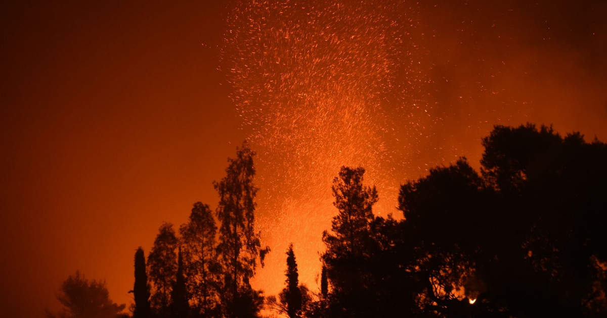 Un incendiu de vegetaţie arde necontrolat la nord de Atena. Un oraş a fost  evacuat | Digi24