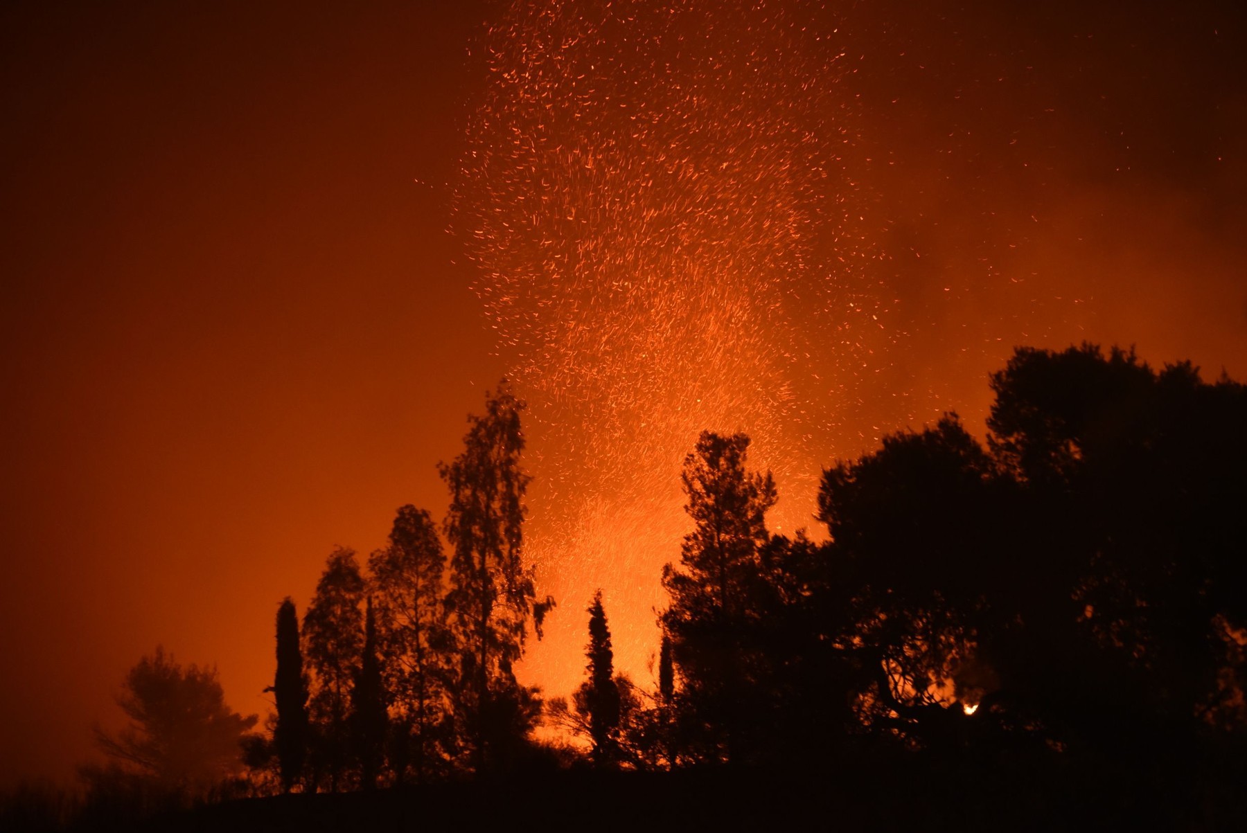 Un incendiu de vegetaţie arde necontrolat la nord de Atena. Un oraş a fost evacuat