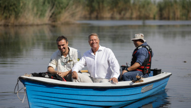 Iohannis, cu barca in parcul natural comana