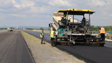 Lucrări de asfaltare pe autostrada Sebeș - Turda.