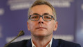 Stelian Ion se pregătește să susțină o declarație de presă.
