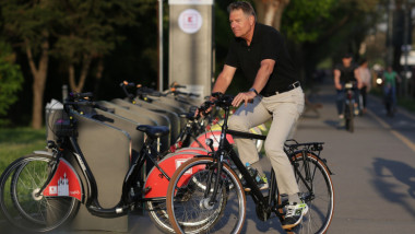 Klaus Iohannis, pe bicicletă.