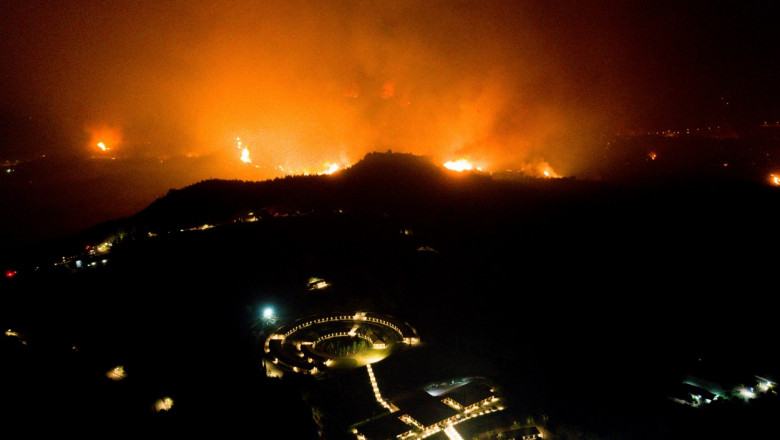 Incendiu vizibil în spatele unor dealuri