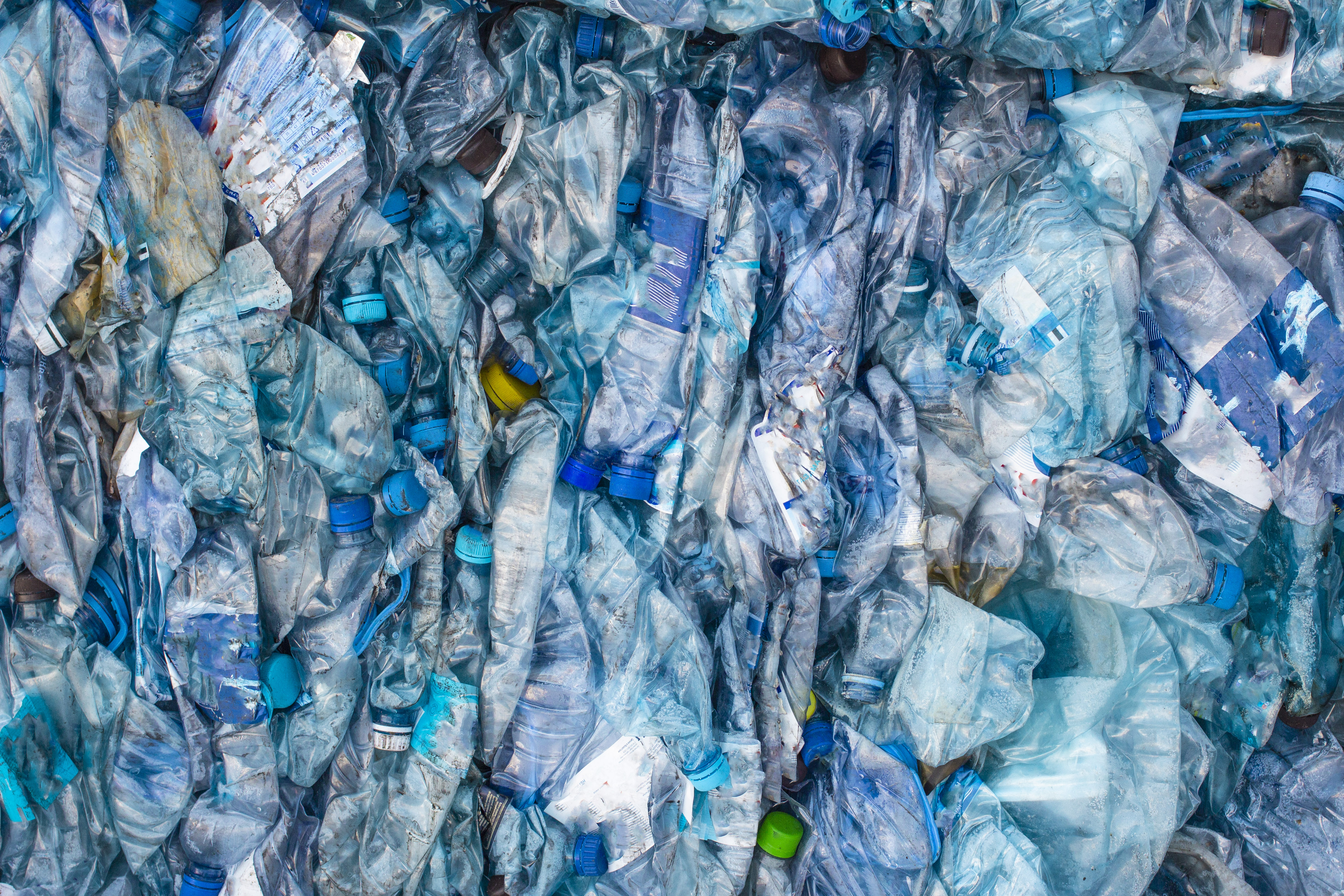 Care sunt cele 7 ţări care produc cel mai mult plastic din lume. Una dintre ele se află în Europa