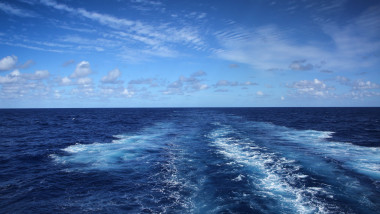 oceanul atlantic cu dare lasate de un vapor