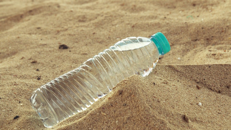sticla de plastic cu apa in desert