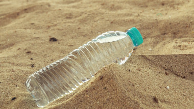 sticla de plastic cu apa in desert