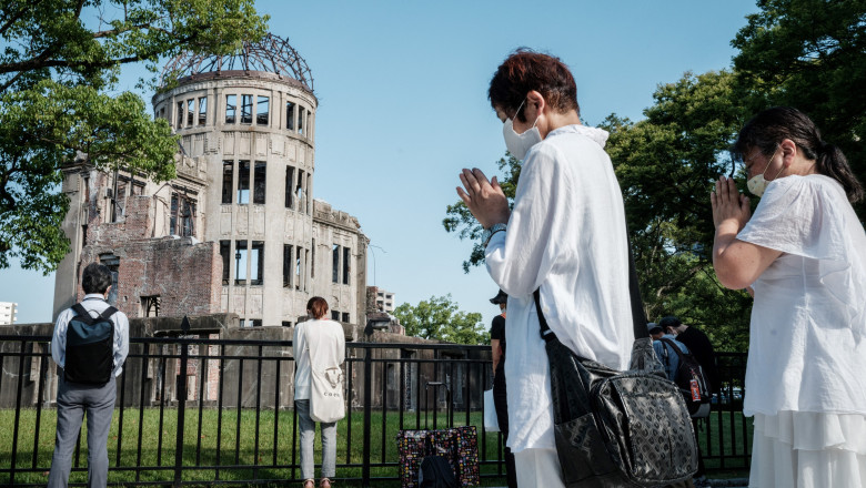 76 de ani de la bombardamentul atomic de la Hiroshima. Japonezi păstrează un moment de reculegere în fața Domului Atomic din Hiroshima