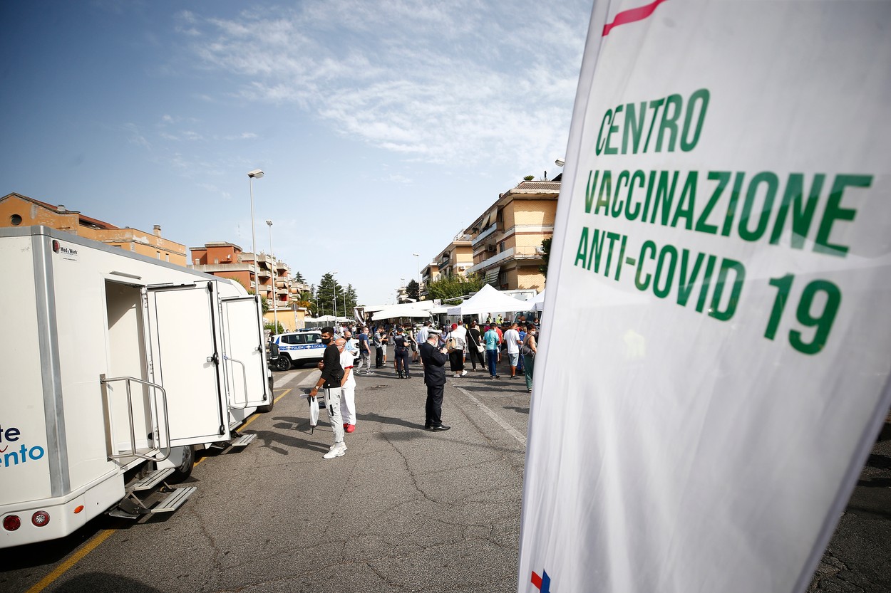 Cetăţenii în vârstă de peste 50 ani din Italia care nu s-au vaccinat vor fi amendaţi