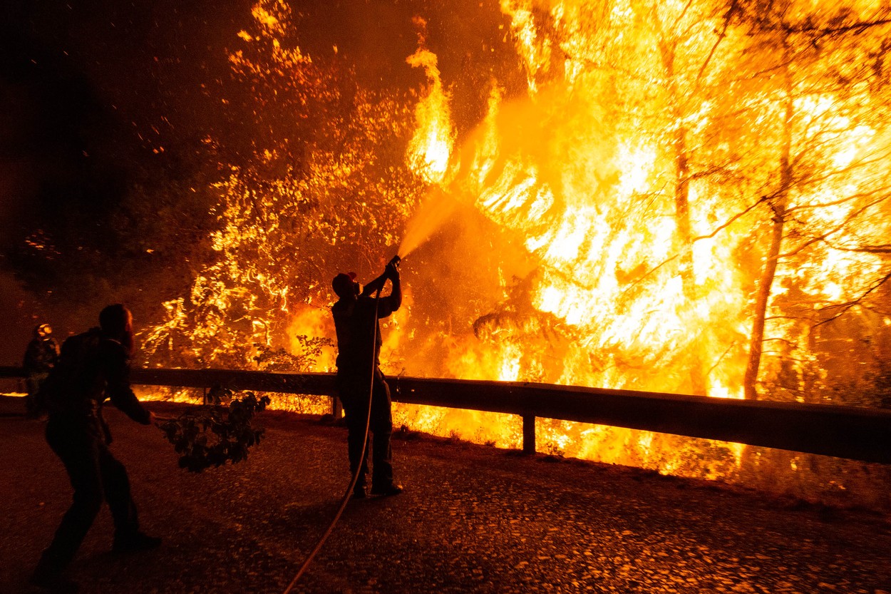 pompier stinge un incendiu de pe o stradă