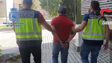 barbat arestat si condus pe strada de doi politisti