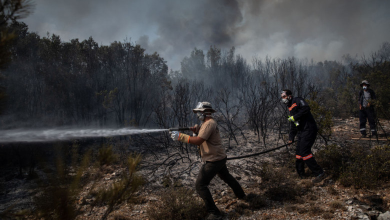 pompierii intervin incendiile din turcia