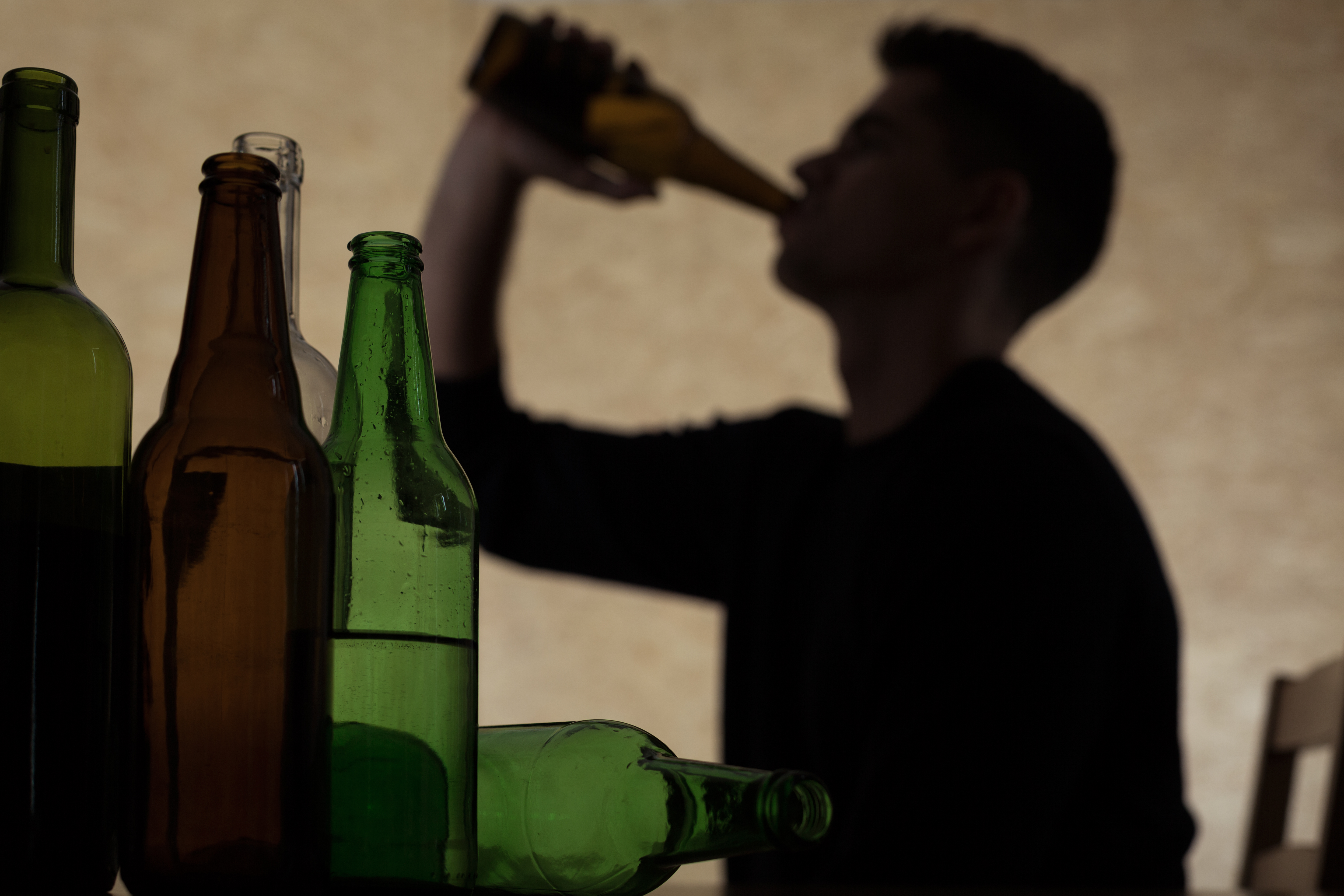 Românii consumă mult alcool, fumează în exces și nu fac sport (studiu)