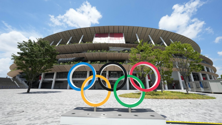 stadionul olimpic din tokyo cu cercurile olimpice în fata
