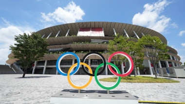 stadionul olimpic din tokyo cu cercurile olimpice în fata