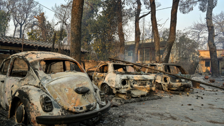 masini arse in incendiile din grecia