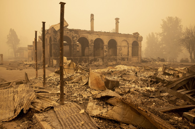 Dezastrul lăsat în urmă de incendiile de vegetație