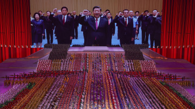Guvernul chinez în frunte cu liderul suprem al Republicii Populare Chineze, Xi Jinping, proiectat pe un ecran uriaș în timpul ceremoniei de aniversare a 100 de ani de la înființarea Partidului Comunist din China la 28 iunie 2021.