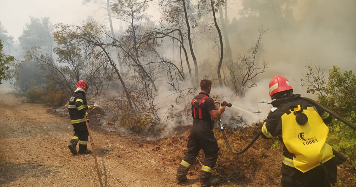 Ρουμάνοι πυροσβέστες, χαιρετισμένοι στον ελληνικό Τύπο: Προέρχονται από άλλο πλανήτη.  Χρησιμοποιούν drones, είναι οργανωμένοι και έχουν απίστευτα αντανακλαστικά