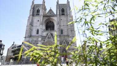 Imagine cu fațada parțial arsă a catedralei Saint-Pierre-et-Saint-Paul din orașul vestic al Franței, Nantes.