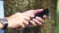 Un bărbat răspunde la telefonul mobil.