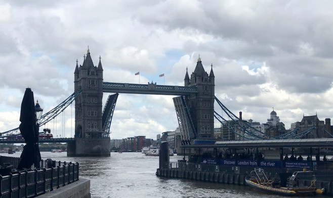 Tower Bridge din Londra