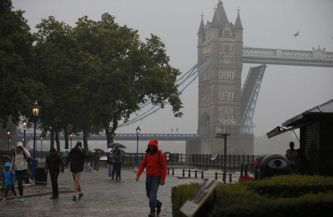 Tower Bridge din Londra se blochează pentru a doua oară într-un an.