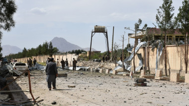 zid distrus într-un oraș din Aybak