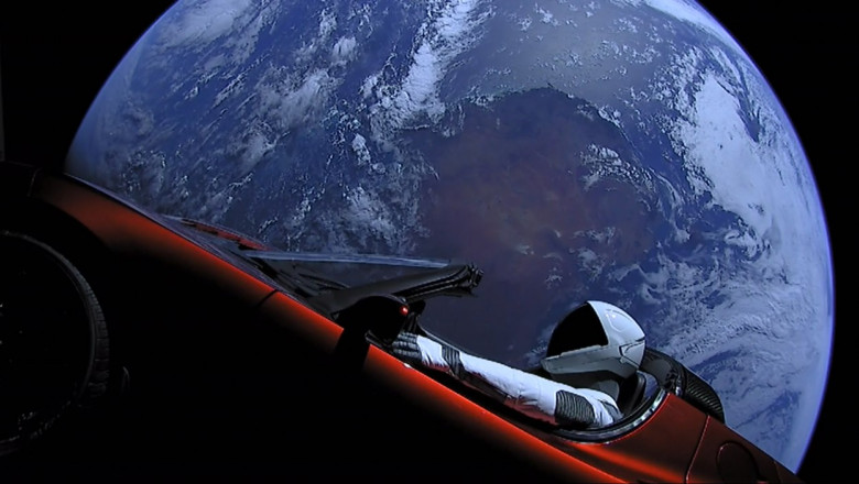 O mașină Tesla cu un manechin la volan lansată de Musk în spațiu.