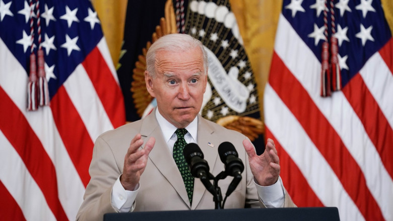 Președintele Joe Biden la microfon, vorbește la o conferință de presă la Casa Albă