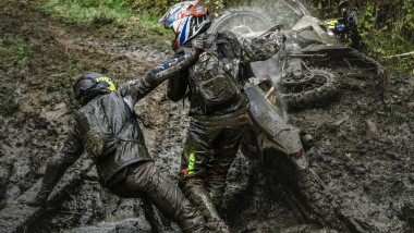 un motociclist il ajuta pe un altul sa se ridice din noroi la romaniacs