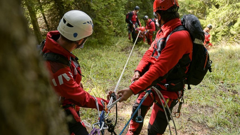 salvamontisti legati cu corzi in timpul unei operatiuni de salvare