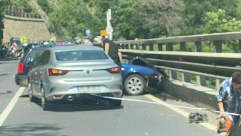 Mașini implicate într-un accident pe Valea Oltului.