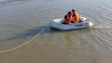 Pompierii care caută copiii înecați în Siret